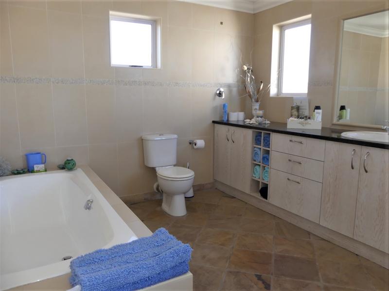 To Let 3 Bedroom Property for Rent in Golden Mile Western Cape